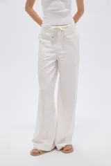 Pantalón ancho de algodón en color blanco natural, con bolsillos y cordón ajustable en la cintura.