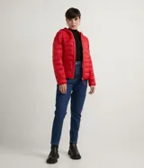 Campera puffer ultra ligera color violeta con capucha, cierre frontal y bolsillos laterales con cremallera. Diseño acolchado con relleno sintético.