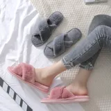 Pantuflas de estar por casa con diseño de bandas cruzadas, confeccionadas en material sintético de pelo largo y suave. Poseen suela de goma con plantilla acolchada.