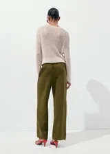 Pantalón largo de lino color verde militar, de corte recto y tiro medio con cintura elástica ajustable y dos bolsillos laterales.