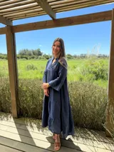 Vestido largo color verde oliva, de lino, con corte amplio, cuello mao, escote en V y mangas largas acampanadas.