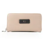 Billetera de mujer color taupe, confeccionada en poliuretano. Tiene cierre perimetral, herrajes plateados y múltiples compartimentos internos, incluyendo un bolsillo con cierre. Presenta el logo de la marca en el frente.
