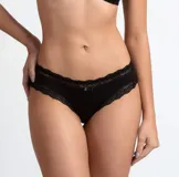 Vedetina de algodón orgánico color rosa con detalle de encaje floral en los bordes.