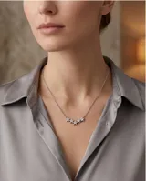 Collar de acero plateado con cadena eslabonada y dije central compuesto por cinco pequeñas estrellas con incrustaciones de circonias.