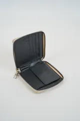 Billetera cuadrada de color verde menta con textura de efecto piel de reptil y cierre perimetral metálico.