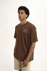 Remera verde con estampado pequeño en el pecho que dice "We all grow".