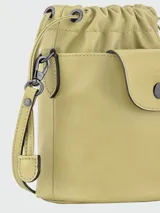 Bolso tipo crossbody de cuero, tamaño XS, con diseño de cubo y cierre de solapa con botón a presión. Incluye correa larga ajustable y cordones laterales decorativos.