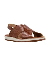 Sandalia de cuero con textura efecto cocodrilo en color marrón cognac. Presenta tiras cruzadas en el empeine, tira trasera con elástico y una suela plana de goma con plataforma bicolor.