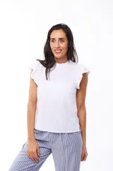 Blusa blanca de poliéster con cuello redondo y mangas cortas con volados.