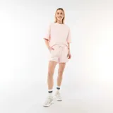 Pantalón corto de felpa rosado, de tiro medio con cintura elástica ajustable mediante cordón y bolsillos laterales.