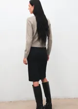 Cardigan de punto de corte recto con cuello redondo y cierre frontal de botones. Presenta mangas largas con puños acanalados y un diseño clásico de tejido de punto medio.