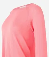 Suéter de punto color celeste, con cuello redondo y mangas largas.