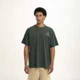 Remera verde con estampado pequeño en el pecho.