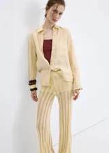 Pantalón largo de punto en color amarillo, con diseño wide leg y forro interior, cintura ajustable con goma.
