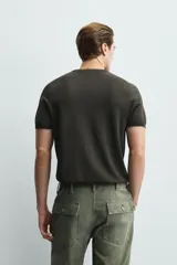 Camiseta de punto de corte regular, confeccionada en una mezcla de viscosa. Presenta cuello redondo y mangas cortas con acabados en rib.