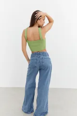 Top corto verde agua de tejido de punto acanalado con escote redondo y tirantes finos.