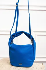 Cartera de mano color arena, con cierre superior y logo de la marca en el frente.