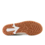 Championes urbanos New Balance modelo BBW550NB, color blanco con detalles en lila, verde y celeste, confeccionados en cuero sintético y malla, con logo "N" característico en los laterales y suela de goma color caramelo.