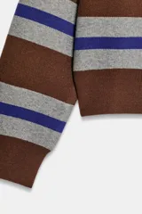 Jersey de punto con diseño a rayas horizontales en tonos marrón, gris y azul. Presenta cuello tipo polo con abertura frontal, manga larga y puños acanalados.