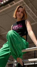 Pantalón parachute fucsia de nylon con cintura elástica y cordones ajustables en los tobillos.