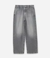 Pantalón baggy de jean azul, con bolsillos delanteros tipo cuchillo y bolsillos traseros.
