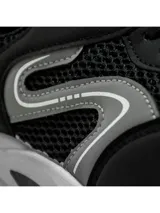 Championes deportivos para mujer Santa Barbara modelo Stride, color negro con detalles en gris y suela chunky blanca.
