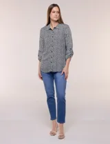 Camisa azul con estampa geométrica, de corte clásico y calce relajado, con cuello camisero tradicional, cierre frontal de botones y mangas largas con presillas para arremangar.