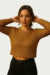 Sweater corto de punto calado color ocre, con cuello redondo y mangas largas. Tejido liviano y fresco.