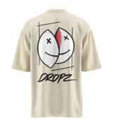 Remera de manga corta color beige claro, con un estampado gráfico en la espalda que presenta dos caras divididas con ojos en forma de 'x' y bocas sonrientes, con un detalle interior rojo visible en la división. Debajo del gráfico se lee la palabra 'DROPZ' en tipografía brush.