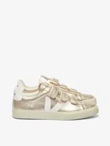 Championes Veja modelo Recife, color dorado metalizado con detalles en blanco. Presentan cierre con tres tiras de velcro y suela de goma en tono crema.