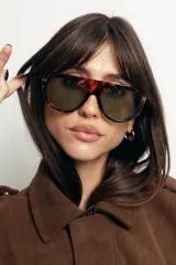 Lentes de sol con armazón de diseño aviador en estampado carey y cristales oscuros con protección UV400.