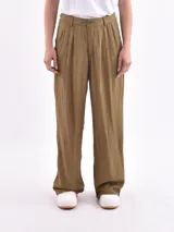 Pantalon de corte recto y tiro alto, con diseño de pinzas en la cintura y textura arrugada, en color oliva.