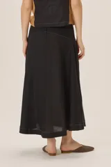 Falda midi color bordó con brillo sutil y detalle de lazo en la cintura.