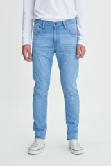 Jean Levi's modelo 512 Slim Taper de corte ajustado con pierna cónica. Presenta un diseño de cinco bolsillos, cierre de bragueta y tiro medio. Confeccionado en denim con un ligero porcentaje de elasticidad.