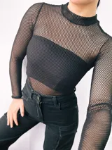 Body de red con cuello alto y mangas largas.