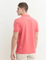 Remera azul con cuello polo y tapeta de dos botones.