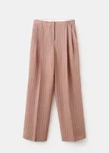 Pantalón de corte recto y tiro medio con diseño de rayas, confeccionado en mezcla de lino y viscosa. Cuenta con detalle de pinzas, trabillas y cierre frontal con cremallera, botón y ganchos ocultos con tapeta.