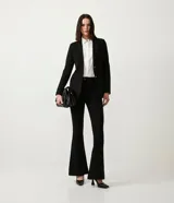 Blazer alargado color gris oscuro, con cuello solapa, bolsillos incorporados y cierre frontal con dos botones.