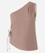 Blusa sastre de un solo hombro con tirante ancho, bajo asimétrico y detalle de tiras ajustables con regulador en el lateral.