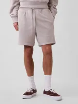 Short deportivo de hombre color negro, con cintura elástica ajustable mediante cordón y diseño holgado.