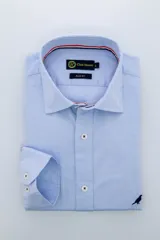 Camisa celeste lisa de algodón, corte slim fit, con cuello clásico y manga larga.