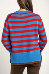 Sweater de punto con diseño de rayas horizontales en azul y rojo, cuello redondo y puños con terminación en color marrón.