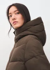 Parka puffer marrón con capucha, cierre frontal con cremallera y bolsillos laterales, confeccionada en poliéster.