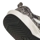 Championes deportivos Adidas Rapidmove Go Trainer, con diseño en tonos beige y gris con estampado animal print. Presentan las icónicas tres tiras laterales en color blanco, suela de goma con diseño geométrico y refuerzos en la puntera.