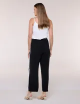 Pantalón pull on de calce fluido y relajado, color azul marino, de cintura alta elastizada con cordón ajustable, bolsillos diagonales y pierna de corte ancho.
