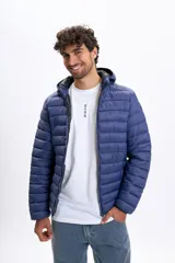 Campera capitoneada de color azul con capucha, cierre frontal y diseño acolchado.