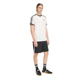Remera Adidas de manga corta, color blanco con detalles en negro en el cuello, los puños y las tres tiras características en las mangas. Cuenta con el logo del trifolio bordado en el pecho.