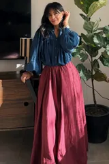 Falda larga de corte amplio y fluido, confeccionada en algodón blanco con doble forro. Presenta una cintura elástica cómoda y un diseño minimalista y versátil.