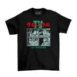 Remera negra de manga corta con estampado frontal estilo cómic que recrea una escena televisiva con texto en español y caracteres japoneses.