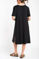 Vestido midi negro de manga corta, confeccionado en tejido de punto acanalado, con cuello redondo y corte recto.